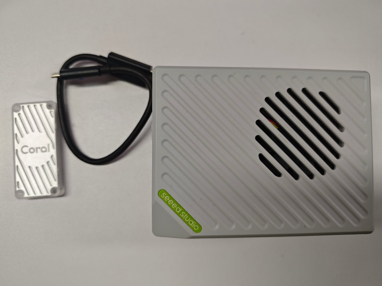 reComputer RK3576, acelerador USB Coral y cable USB