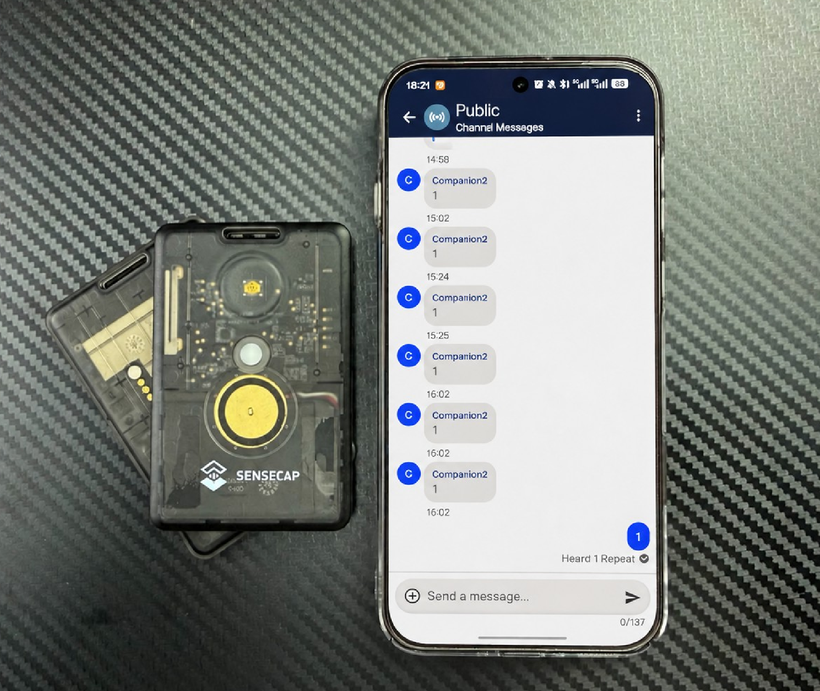 Dispositivos SenseCAP T1000-E usados con la App MeshCore