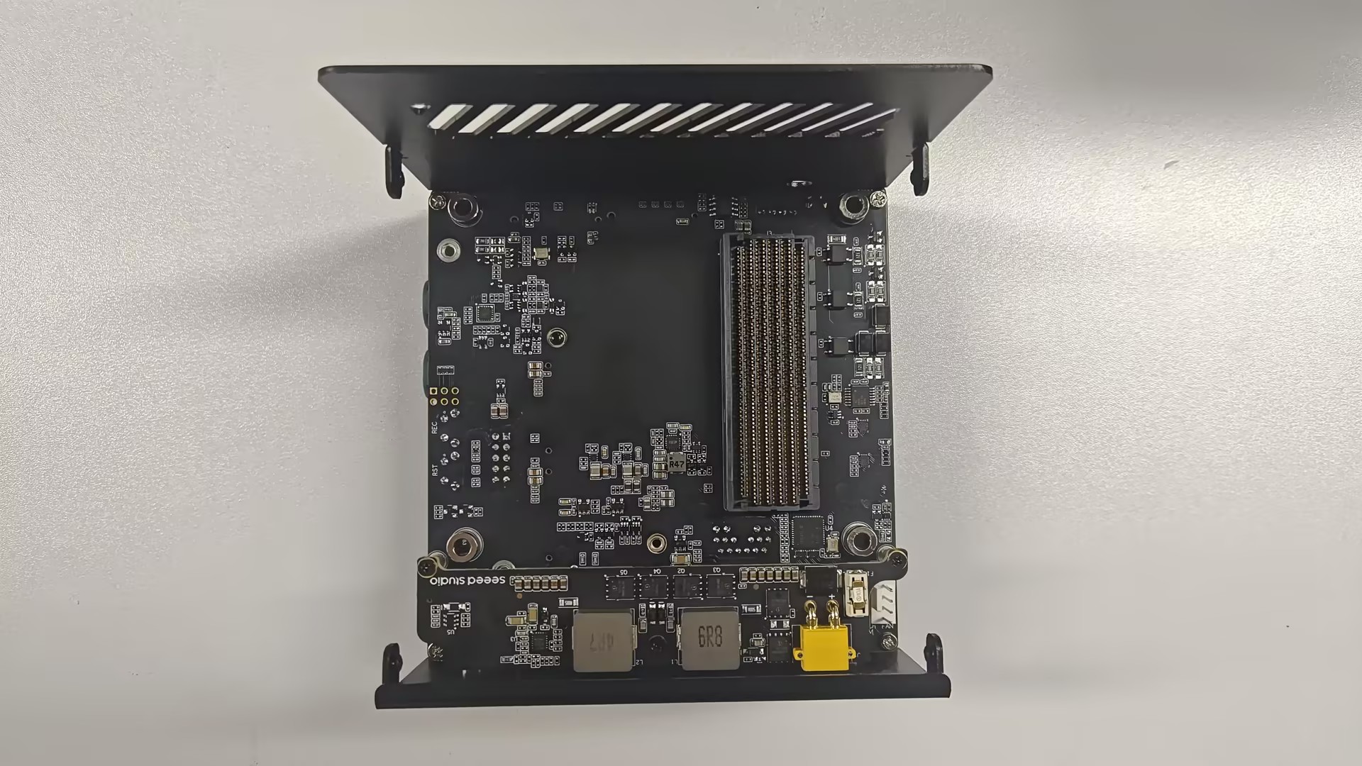 已拆下顶部机箱盖板的 reComputer Mini J501