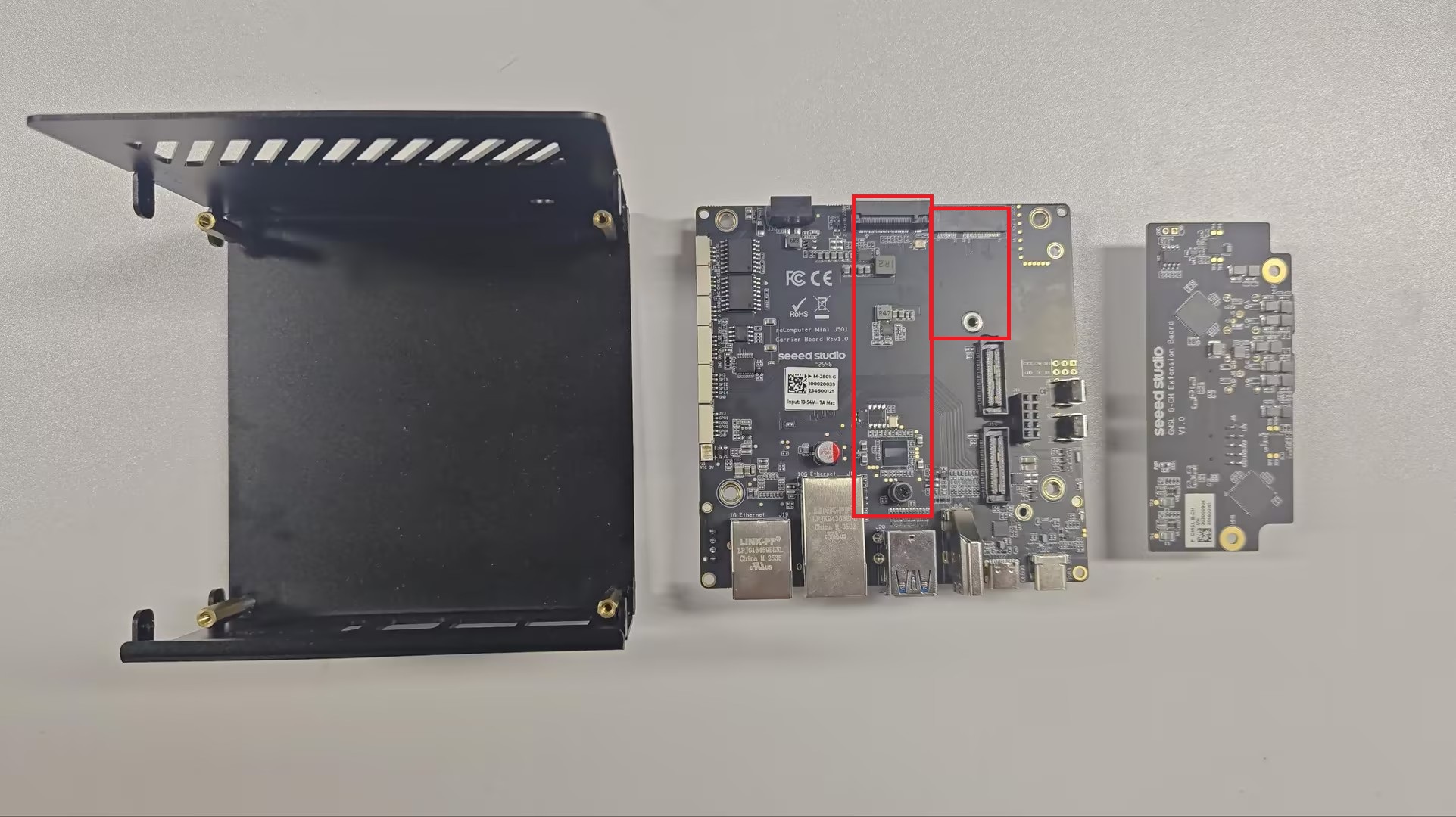 J501 载板背面后部扩展板区域后的 M.2 Key E WiFi 插槽,以及可访问的 M.2 Key M NVMe SSD 插槽
