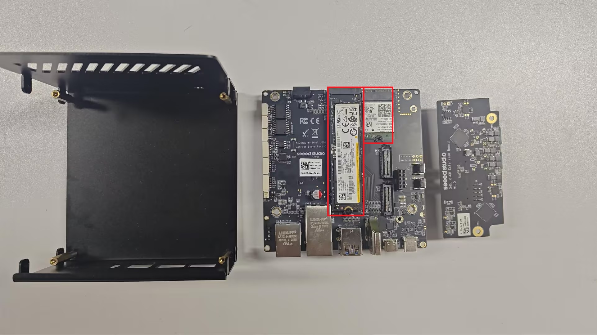 在 J501 载板上安装在 M.2 Key E 插槽中的 WiFi 模块及已连接的 IPEX 天线线缆
