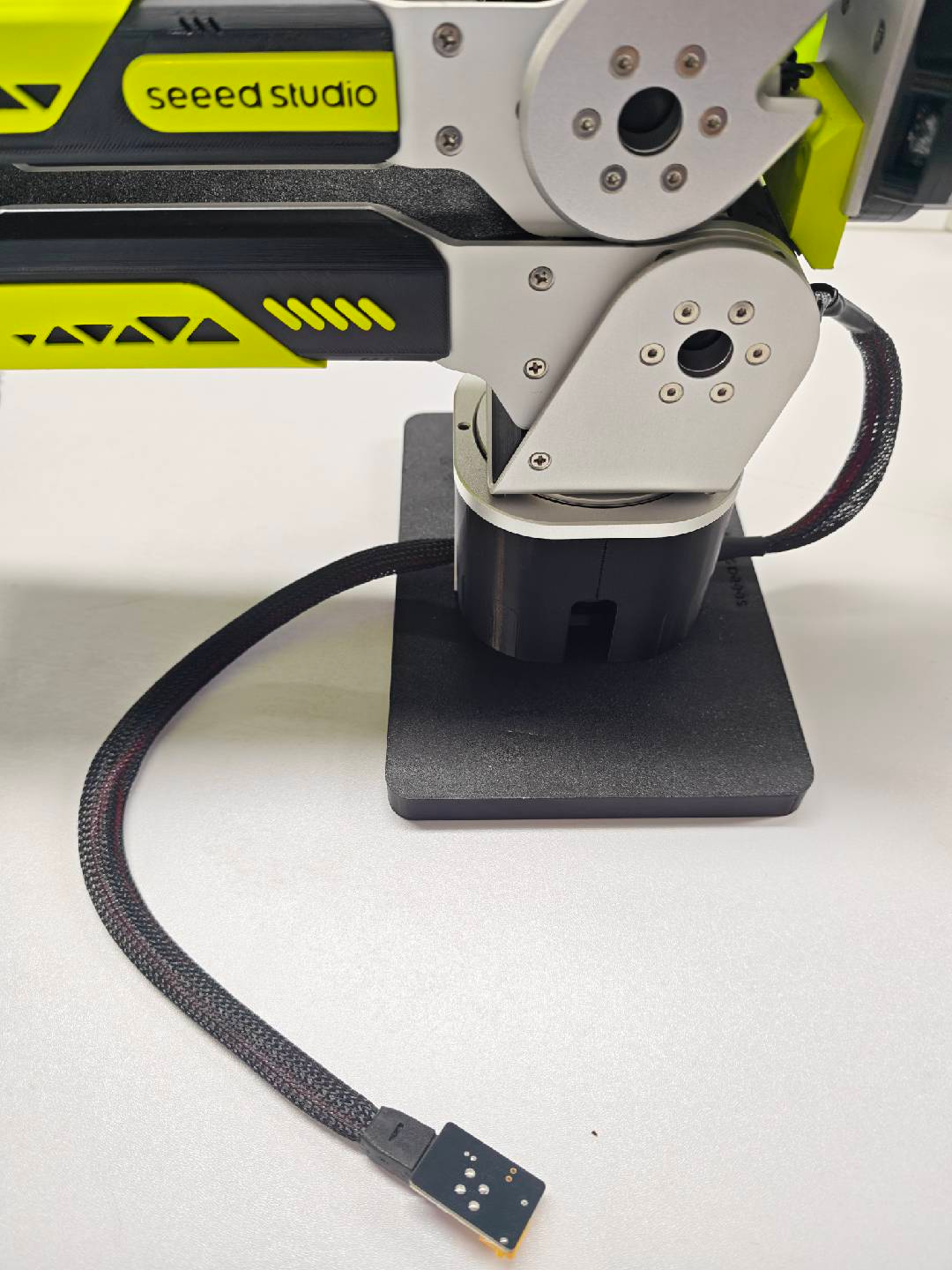 Connect the robotic arm to the adapter board
