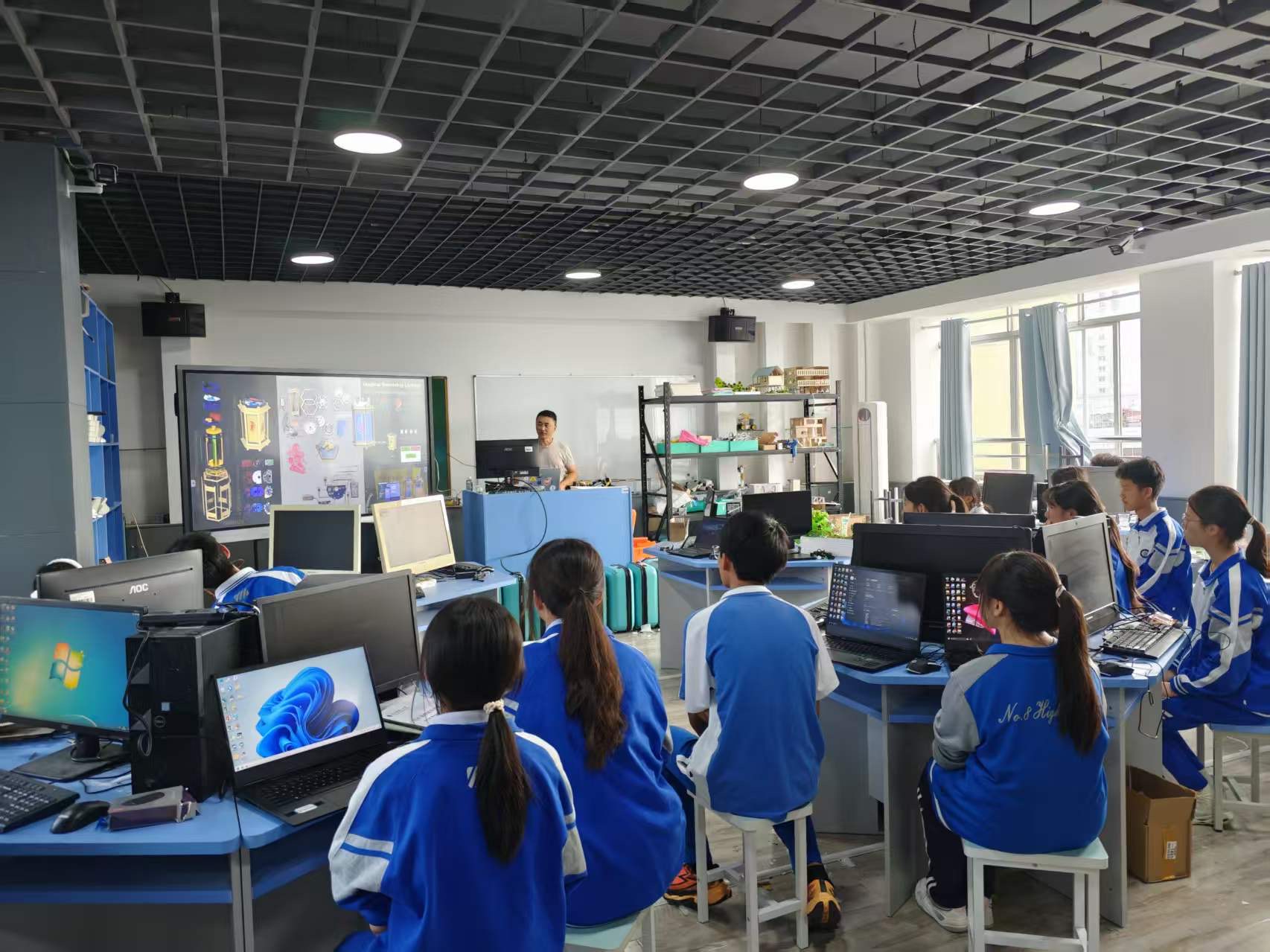 Maio de 2026, Escola Secundária n.º 8 de Guiyang: aula experimental de hardware com programação assistida por IA.
